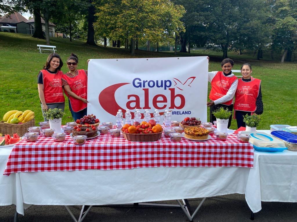 En Irlanda, los integrantes del Grupo Caleb participan en un evento con ejercicios y picnic