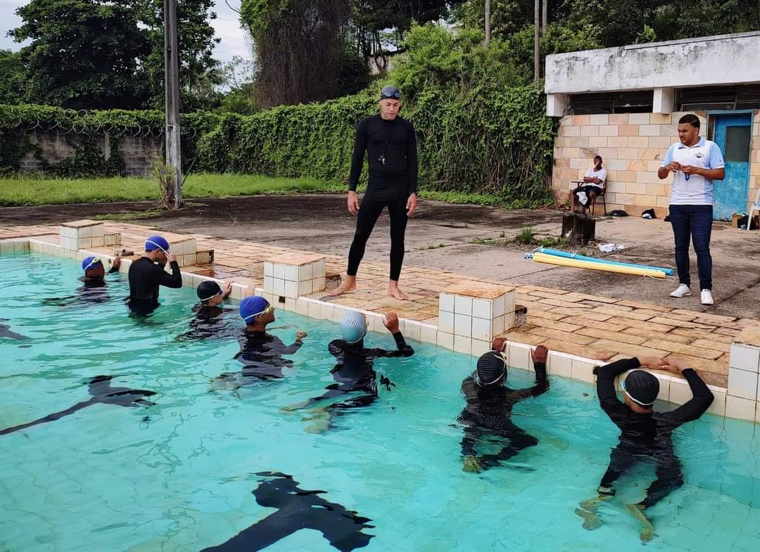 Menores infractores reciben clases de nataci&oacute;n en R&iacute;o de Janeiro, Brasil