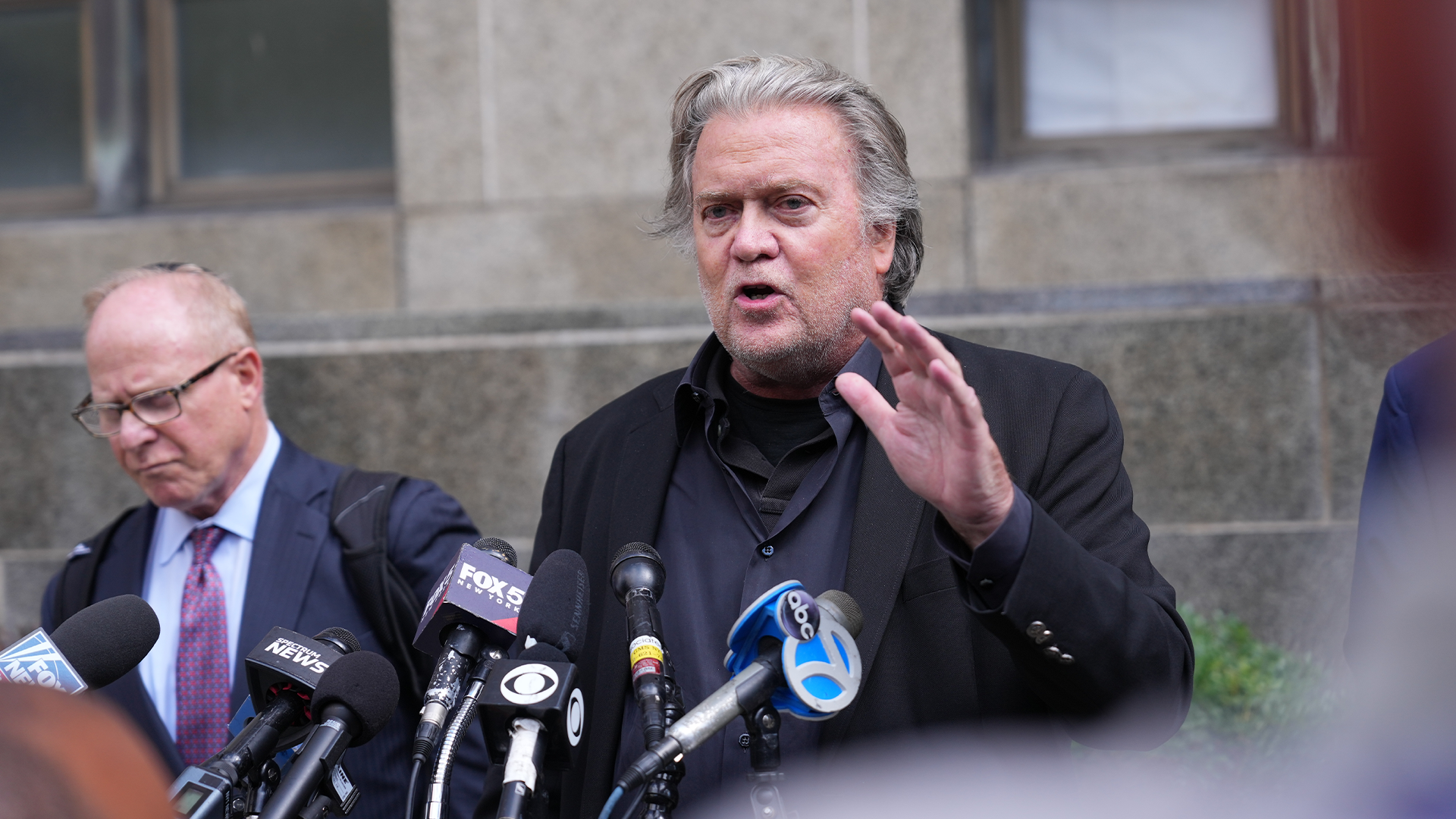 Sentencian a Steve Bannon, exasesor de Trump, a 4 meses de prisi&oacute;n por desacato al Congreso