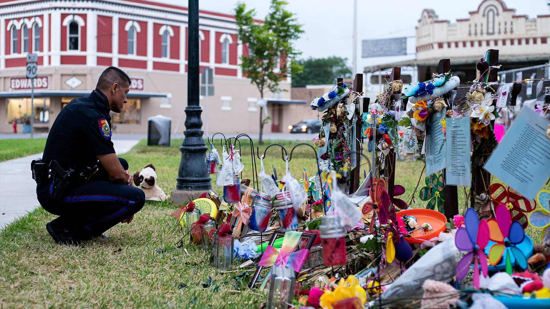 Distrito escolar de Uvalde suspende a toda la fuerza policial a raíz del tiroteo masivo que dejó 21 muertos
