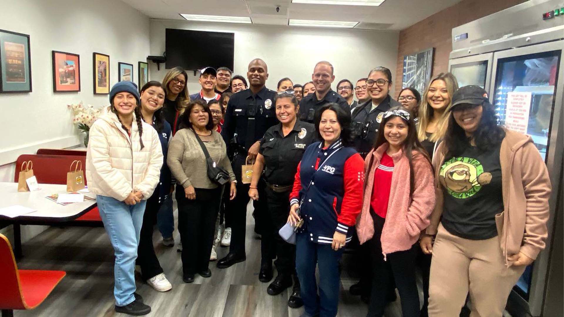 El YPG Unifuerza realizó el evento “Give Back” visitando a los policías en EE. UU