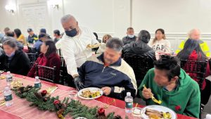 El grupo de EVG en Broadway, Los Ángeles, realizó el evento social “Navidad sin hambre”