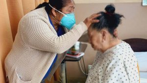El grupo de EVG visita a las personas en los hospitales de Los Ángeles, California