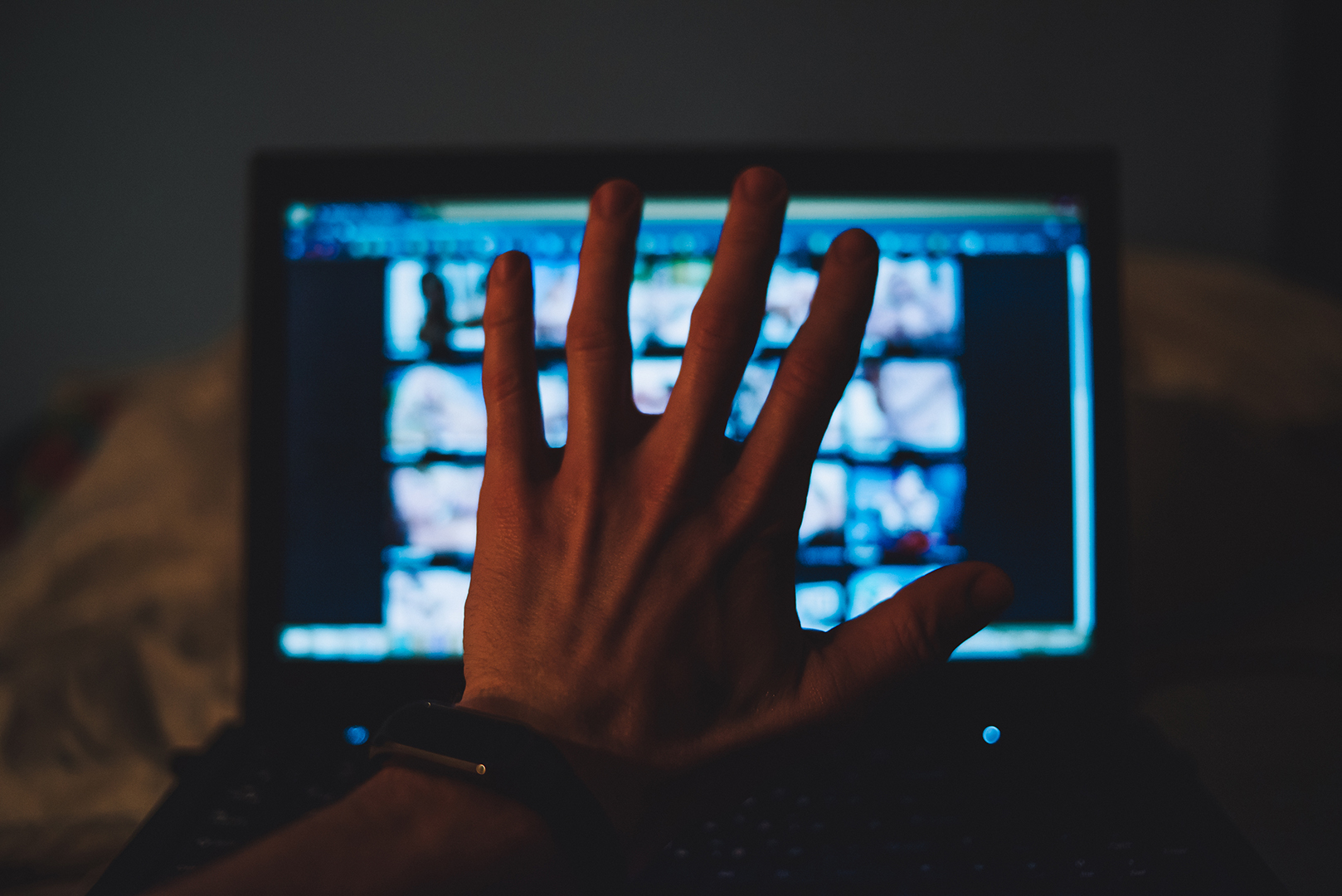 El adicto pone al vicio en el lugar del compañero o por encima de él — sea droga, alcohol, pornografía, videojuegos, mentira, redes sociales, lo que sea.