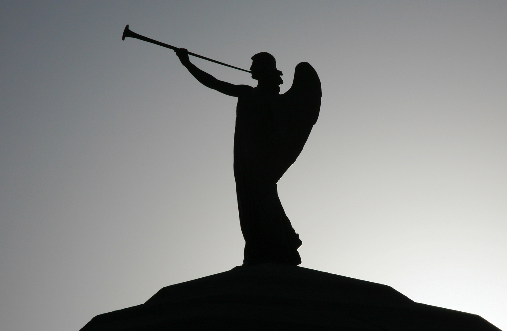 “Entonces los siete ángeles que tenían las siete trompetas se prepararon para tocarlas.” (Apocalipsis 8:6).