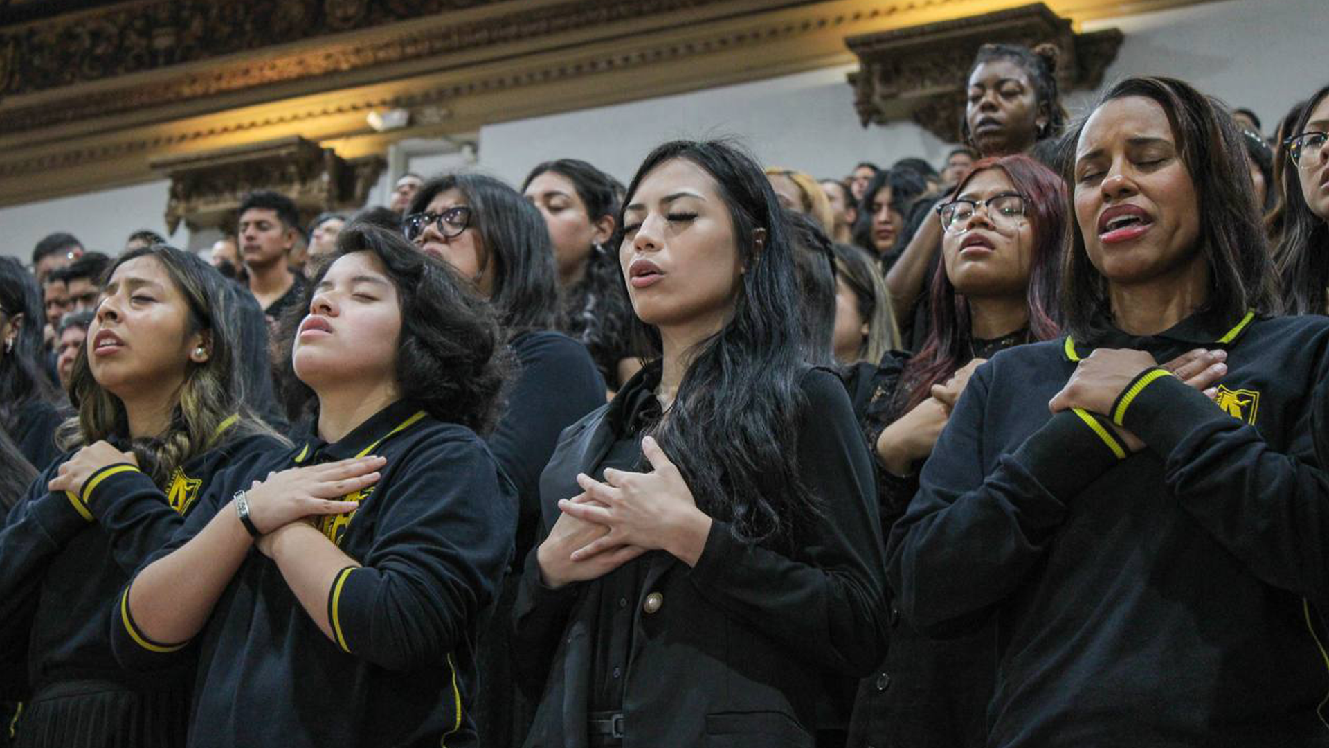Los Nacidos para el altar responden al llamado para servir a Dios