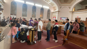 Los ángeles de la noche en Stockton, California salieron a ayudar a los necesitados con lo mejor de si